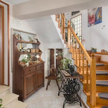 Pet Friendly In With Kitchen *
