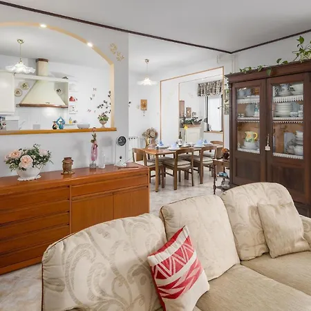Pet Friendly In With Kitchen *